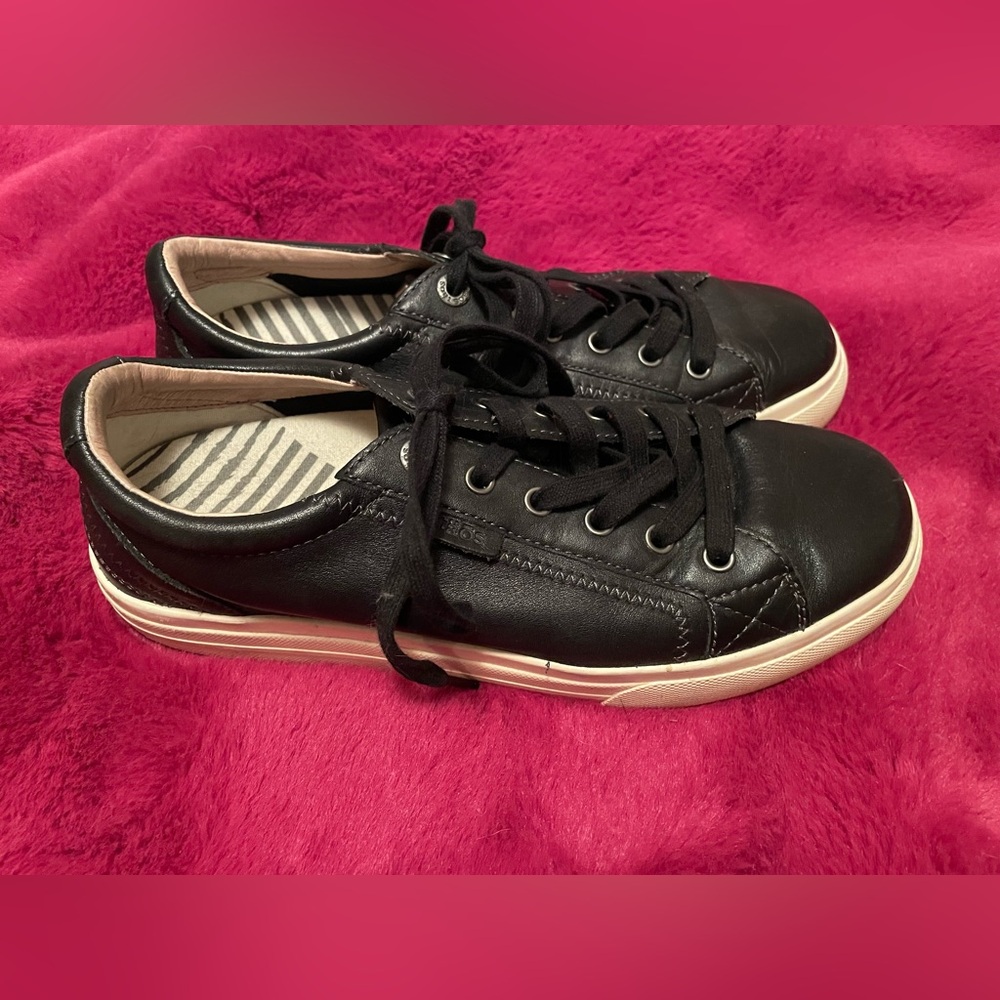Taos Footwear Black Leather Lace-Up Sneakers with White Sole